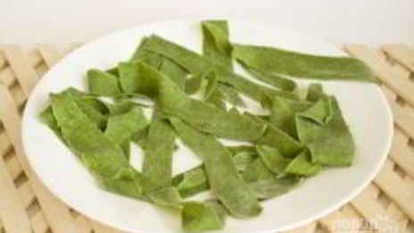 домашняя паста со шпинатом и томатами