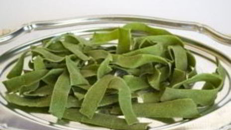 домашняя паста со шпинатом и томатами