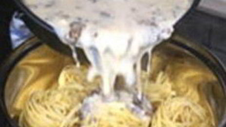 макароны-гнезда с грибным соусом