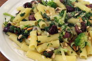 Макароны с брокколи и шпинатом