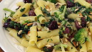 Макароны с брокколи и шпинатом