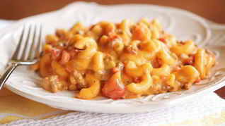 Макароны с фаршем, помидорами и сырным соусом