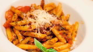 Макароны с помидорами и сыром