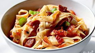 Паста с беконом и томатным соусом