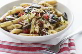Паста с белыми грибами и лесными ягодами