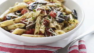 Паста с белыми грибами и лесными ягодами