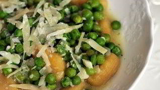 Паста с чесночно-миндальным соусом, мятой, базиликом и горошком