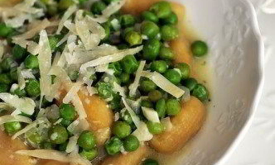 Рецепт пасты с чесночно-миндальным соусом, мятой, базиликом и горошком