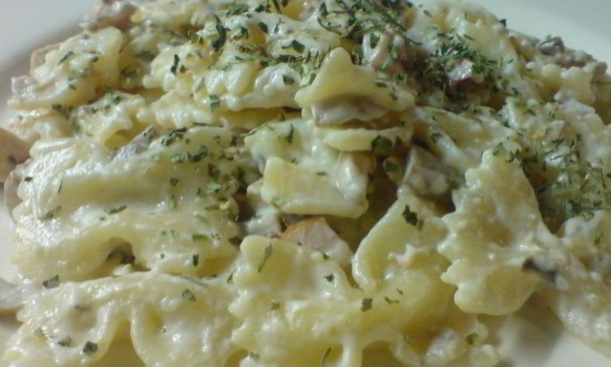 Рецепт пасты с грибами и беконом под сливочным соусом