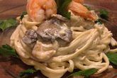 Паста с креветками и шампиньонами в сливочном соусе