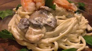 Паста с креветками и шампиньонами в сливочном соусе
