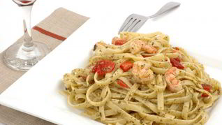 Паста с креветками и томатами