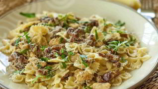 Паста с лисичками и курицей