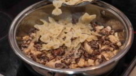 паста с лисичками и курицей