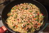 Паста с овощами и креветками