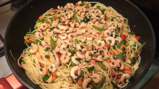 Паста с овощами и креветками