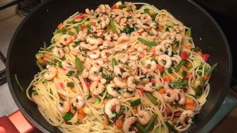 паста с овощами и креветками