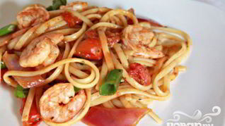 Паста с помидорами черри и креветками