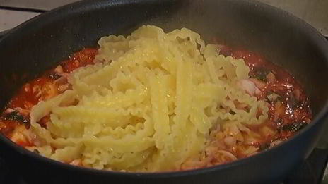 паста с сибасом и помидорами черри