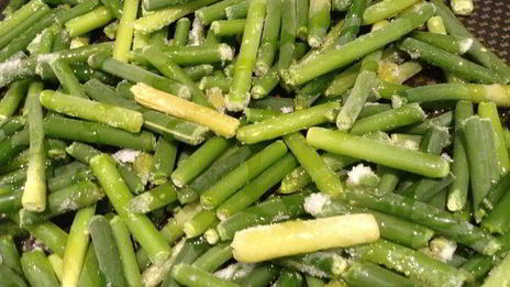 паста с соусом и чесночными стрелками