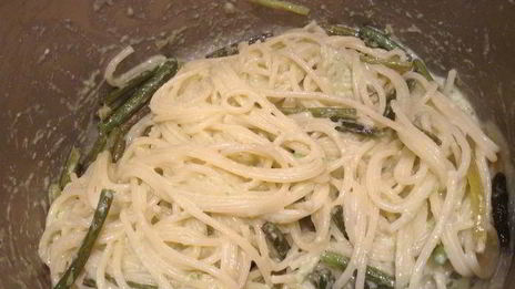 паста с соусом и чесночными стрелками