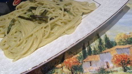 паста с соусом и чесночными стрелками