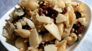 Паста с вялеными помидорами, маслинами и кедровыми орехами