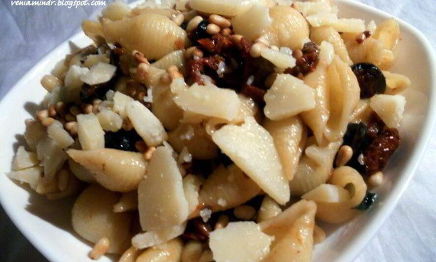 Рецепт пасты с вялеными помидорами, маслинами и кедровыми орехами