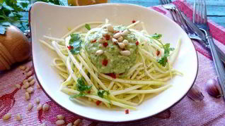 Спагетти из кабачка под соусом из авокадо