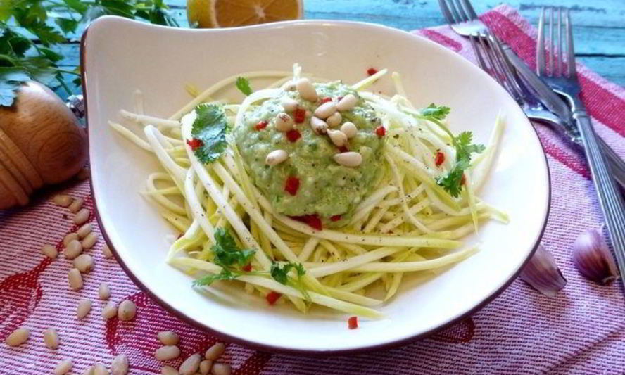 Рецепт спагетти из кабачка под соусом из авокадо