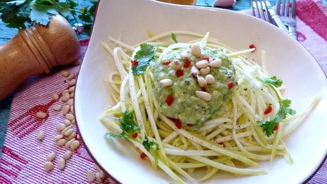 спагетти из кабачка под соусом из авокадо