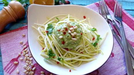 спагетти из кабачка под соусом из авокадо