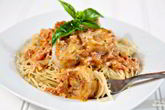 Спагетти с креветками в сливочно-томатном соусе