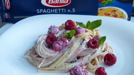 спагетти с малиной в сливочно-медовом соусе