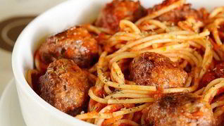 Спагетти с мясными шариками в томатном соусе