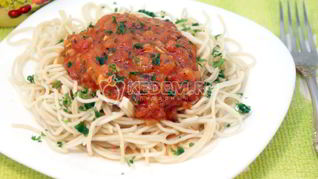 Спагетти с томатным соусом и базиликом