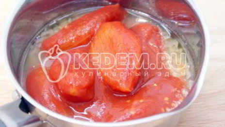 спагетти с томатным соусом и базиликом