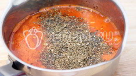 спагетти с томатным соусом и базиликом