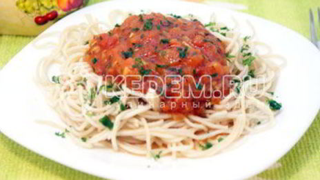 спагетти с томатным соусом и базиликом