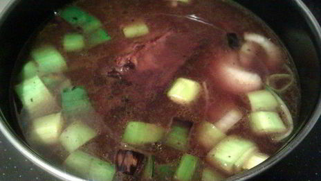 модная говядина по-французски в пряном вине