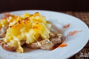Мясо по-французски с ананасом