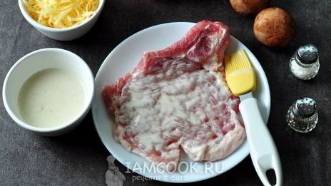 мясо по-французски с грибами и помидорами