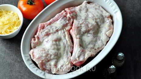 мясо по-французски с грибами и помидорами