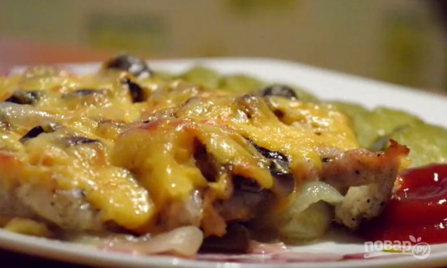 Рецепт мяса по-французски с грибами и сыром