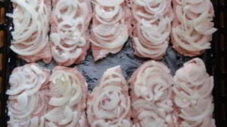 мясо по-французски с луком и сыром