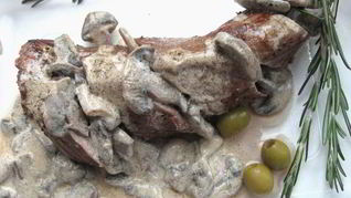 Сочная телячья вырезка по-французски с шампиньонами