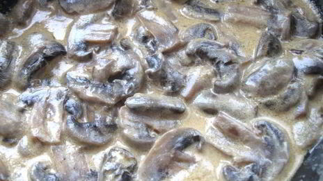 сочная телячья вырезка по-французски с шампиньонами