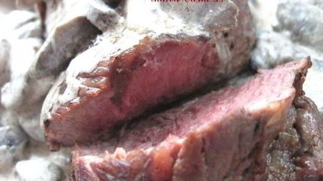 сочная телячья вырезка по-французски с шампиньонами