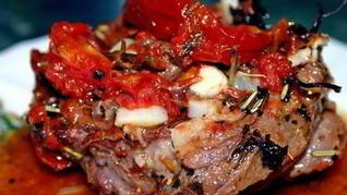 Свиное мясо по-французски с помидорами и грибами и картошкой