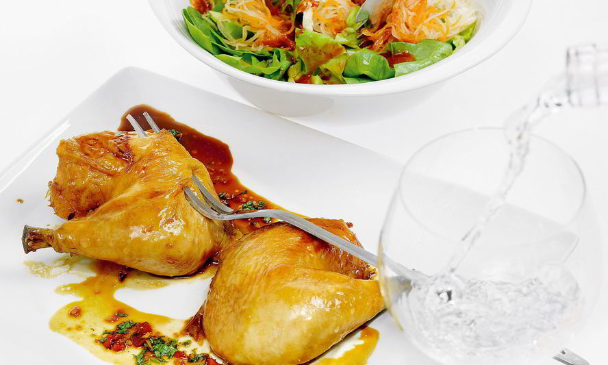 Рецепт глазированной в меду курица с салатом из латука, романо, пекинской капусты и кимчи